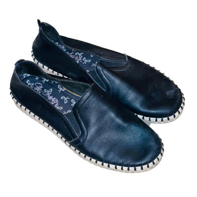 These are Skechers Sepulveda Blvd slip-on espadrilles featuring a black leather upper and a memory foam insole, letsell.pk